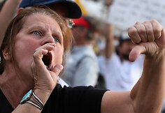 Šimtai įpykusių protestuotojų
