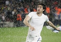 Stadiono darbuotojai atsuko laistymo įrangą