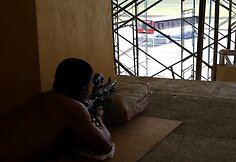 Užpuolikas ginkluotas automatu M16