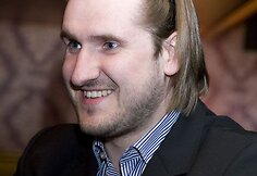 Mergaitiškos garsių vyrų šukuosenos