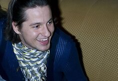 Mergaitiškos garsių vyrų šukuosenos