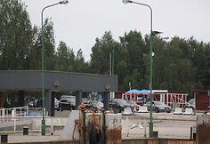Kuršių nerijos pusėje nusidriekė kilometrinės automobilių eilės prie keltų.