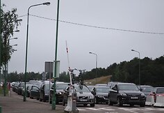 Kuršių nerijos pusėje nusidriekė kilometrinės automobilių eilės prie keltų.