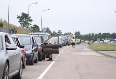 Kuršių nerijos pusėje nusidriekė kilometrinės automobilių eilės prie keltų.