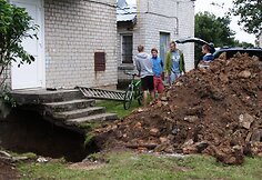 Klaipėdoje blokas prispaudė du vyrus