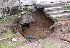 Klaipėdoje blokas prispaudė du vyrus