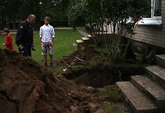 Klaipėdoje blokas prispaudė du vyrus