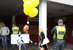 Būrys klaipėdiečių protestavo prieš kaiminystėje verdančią kontrabandinių cigarečių prekybą.
