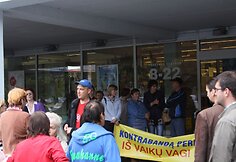 Būrys klaipėdiečių protestavo prieš kaiminystėje verdančią kontrabandinių cigarečių prekybą.