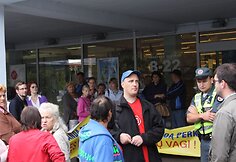 Būrys klaipėdiečių protestavo prieš kaiminystėje verdančią kontrabandinių cigarečių prekybą.