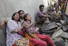 Banglade&scaron;o sostinės Dakos lū&scaron;nyno gyventojai gedi gaisro aukų