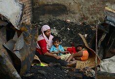 Banglade&scaron;o sostinės Dakos lū&scaron;nyno gyventojai gedi gaisro aukų