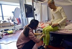 Moteri&scaron;kais rūbais apsirengęs senukas Kinijoje tapo žvaigžde