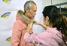 Moteri&scaron;kais rūbais apsirengęs senukas Kinijoje tapo žvaigžde