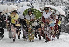 Japonijoje buvo &scaron;venčiama pilnametystės diena