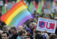 Paryžiaus gatvėmis žygiavo homoseksualų santuokų rėmėjai