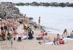 Poilsiautojai mėgaujasi vasariška kaitra