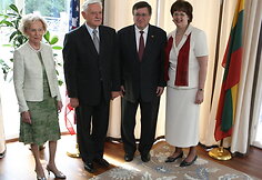 JAV ambasadoriaus rezidencijoje dviguba šventė: JAV ambasadoriaus išleistuvės ir JAV nepriklausomybės dienos minėjimas