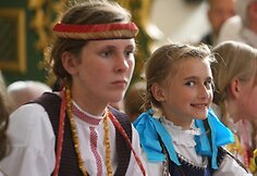 Mažiausieji koncerto „Skambėkite, kanklės“ atlikėjai.
