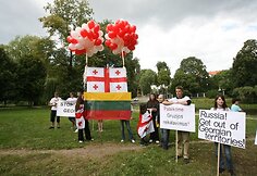 &Scaron;e&scaron;tadienio popietę prie&scaron;ais Rusijos ambasadą skambėjo gruzini&scaron;kos dainos, į dangų kilo taiką ne&scaron;antys balti balandžiai, Lietuvos bei Gruzijos vėliavos &ndash; organizacija &bdquo;Jaunimas už Gruziją&rdquo; minėjo karo tarp &scaron;ių &scaron;alių metines.