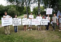 &Scaron;e&scaron;tadienio popietę prie&scaron;ais Rusijos ambasadą skambėjo gruzini&scaron;kos dainos, į dangų kilo taiką ne&scaron;antys balti balandžiai, Lietuvos bei Gruzijos vėliavos &ndash; organizacija &bdquo;Jaunimas už Gruziją&rdquo; minėjo karo tarp &scaron;ių &scaron;alių metines.