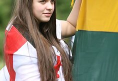 &Scaron;e&scaron;tadienio popietę prie&scaron;ais Rusijos ambasadą skambėjo gruzini&scaron;kos dainos, į dangų kilo taiką ne&scaron;antys balti balandžiai, Lietuvos bei Gruzijos vėliavos &ndash; organizacija &bdquo;Jaunimas už Gruziją&rdquo; minėjo karo tarp &scaron;ių &scaron;alių metines.