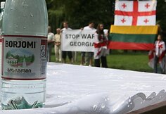 &Scaron;e&scaron;tadienio popietę prie&scaron;ais Rusijos ambasadą skambėjo gruzini&scaron;kos dainos, į dangų kilo taiką ne&scaron;antys balti balandžiai, Lietuvos bei Gruzijos vėliavos &ndash; organizacija &bdquo;Jaunimas už Gruziją&rdquo; minėjo karo tarp &scaron;ių &scaron;alių metines.