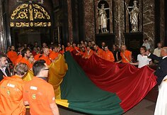 Vilniaus arkikatedroje pa&scaron;ventinta jachtos "Gold of Lithuania" vėliava.