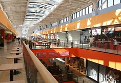 Prekybos centre "Ozas" šiuo metu vykdomi paskutiniai pasiruošimo darbai prieš vakare vyksiantį iškilmingą atidarymą.