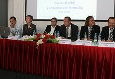 Prekybos centre "Ozas" šiuo metu vykdomi paskutiniai pasiruošimo darbai prieš vakare vyksiantį iškilmingą atidarymą.
