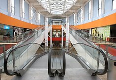 Prekybos centre "Ozas" šiuo metu vykdomi paskutiniai pasiruošimo darbai prieš vakare vyksiantį iškilmingą atidarymą.