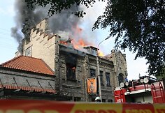 Vilniaus ugniagesiai gavo prane&scaron;imą apie gaisrą Užupyje, to paties pavadinimo gatvėje. Gaisras įsiplieskė pastate, kuriame įsikūręs vilniečiams gerai žinomas restoranas &bdquo;Tores&ldquo;.