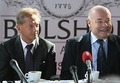 „Ūkio banko investicinės grupės“ prezidentas Vladimiras Romanovas ir Rusijos prezidento atstovas tarptautinio kultūrinio bendradarbiavimo klausimais Michailas Švydkoju