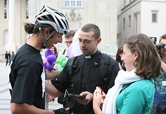 Pirmadienį Vilniuje, Katedros aik&scaron;tėje įvyko žygeivių, dviračiais per dvi savaites atkeliavusių i&scaron; Londono į Vilnių, sutikimas. Manvydas Džiaugys ir Marius Puluikis savo jėgomis įveikė maždaug 2500 km.