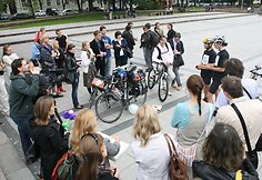 Pirmadienį Vilniuje, Katedros aik&scaron;tėje įvyko žygeivių, dviračiais per dvi savaites atkeliavusių i&scaron; Londono į Vilnių, sutikimas. Manvydas Džiaugys ir Marius Puluikis savo jėgomis įveikė maždaug 2500 km.