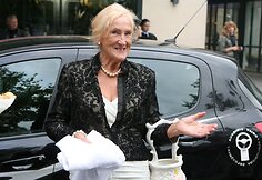 Projekto &bdquo;Lietuvos Perlai&ldquo; dalyvės Gedimino prospekte pardavinėjo pačių pagamintus kepinius.