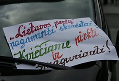 Projekto &bdquo;Lietuvos Perlai&ldquo; dalyvės Gedimino prospekte pardavinėjo pačių pagamintus kepinius.