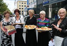 Projekto &bdquo;Lietuvos Perlai&ldquo; dalyvės Gedimino prospekte pardavinėjo pačių pagamintus kepinius.