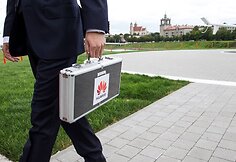 Ploniausio pasaulyje išmaniojo telefono „Huawei Ascend P6“ pristatymo Lietuvoje akimirka