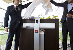 Ploniausio pasaulyje išmaniojo telefono „Huawei Ascend P6“ pristatymo Lietuvoje akimirka