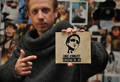 Linas Adomaitis ir jo trečiojo solinio albumo „Floating to you“ viršelis