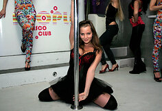 „Pole Dance“ entuziastai pabrėžia, kad tai ne striptizas, o profesionalūs šokiai aplink stulpą.