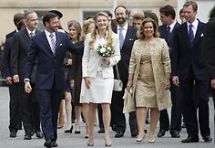 Po ceremonijos princas Guillaume'as, grafaitė Stephanie de Lannoy, Liuksemburgo didysis hercogas Henri ir didžioji hercogienė Maria Teresa (pora dešinėje) sveikinosi su Liuksemburgo gyventojais
