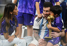 Lionelis Messi su žmona Antonela Roccuzzo ir sūnumis &scaron;venčia Argentinos triumfą
