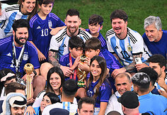 Lionelis Messi su žmona Antonela Roccuzzo ir sūnumis &scaron;venčia Argentinos triumfą