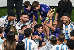 Lionelis Messi su žmona Antonela Roccuzzo ir sūnumis &scaron;venčia Argentinos triumfą