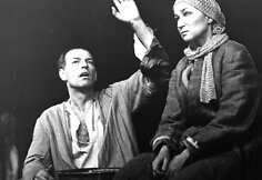 Agota Žilienė (Didžiavyžė) &ndash; Aldona Janu&scaron;auskaitė, Ančiukas &ndash; Regimantas Adomaitis. Pranas Treinys, &bdquo;Ančiuko kryžius&ldquo;, rež. Irena Bučienė. 1984