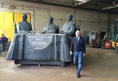 Gediminas Tursa prie paminklo Vilei&scaron;iams
