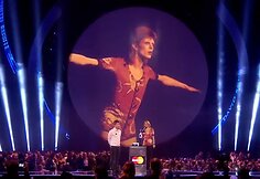 Davidui Bowie skirtą apdovanojimą atsiėmė Kate Moss