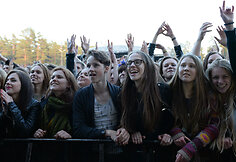 „Kings Of Leon“ koncerto publika Rygoje